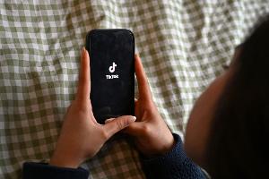 Eine von der Bundesregierung eingesetzte Kommission mit Fachleuten soll bis zum Sommer Empfehlungen für besseren Kinder- und Jugendschutz im Netz vorlegen. (Symbolbild)