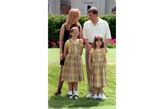 Damals noch eine glückliche Familie: Ex-Prinz Andrew mit seiner Ex-Frau Sarah Ferguson und den beiden Töchtern Beatrice und Eugenie. (Archivbild)