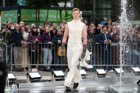 Bittere Model-Tränen beim Schrottplatz-Date mit Heidi bei 