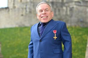 "Harry Potter"-Star Warwick Davis erhält Orden von Prinz William