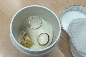 Goldschmuck in Cremedose 2. Foto:Zoll