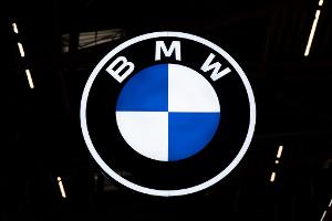 BMW bekommt die aktuelle Krise der Autoindustrie zwar zu spüren, stemmt sich aber bisher vergleichsweise erfolgreich gegen den Abwärtsstrudel. (Archivbild)