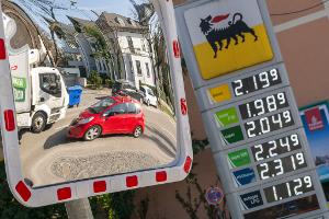 Zum ersten Mal seit Kriegsbeginn sind die Spritpreise im Tagesvergleich gefallen. (Archivbild)