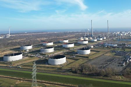 Ein Öl-Tanklager in Wilhelmshaven. Ifo-Präsident Fuest rät zu vorsichtigem Umgang mit Reserven. (Symbolbild)