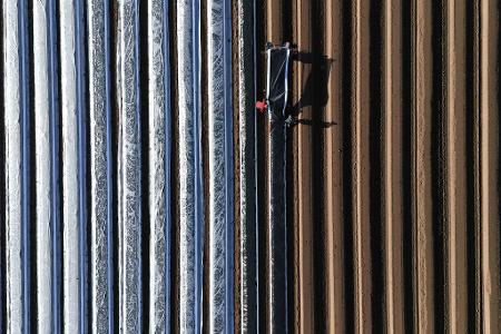 Von oben sieht harte Arbeit schöner aus: Erntehelfer bringen auf einem Spargelfeld in Sachsen-Anhalt Thermofolie aus (Aufnahme mit einer Drohne).