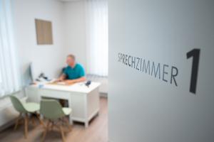 Die Zahl der Ärztinnen und Ärzte ist 2025 weiter gestiegen. (Archivbild)