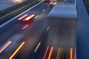 Schwere Nutzfahrzeuge machen nach Angaben der Kommission mehr als 6 Prozent der gesamten Treibhausgasemissionen der EU aus. (Symbolbild)