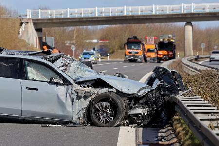 Das Auto des Verkehrsministers überschlug sich bei dem Unfall. 