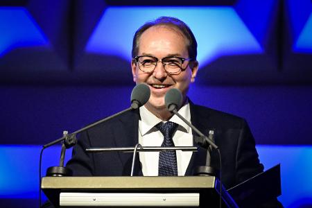 Nach den Worten von Bundesinnenminister Dobrindt wird eine Abwehr gegen Cyberattacken geschaffen, selbst wenn diese von außerhalb Europas kommen.