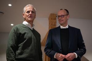 Gleich nach der Ankunft traf sich der Kanzler mit Norwegens Regierungschef zum Vier-Augen-Gespräch.