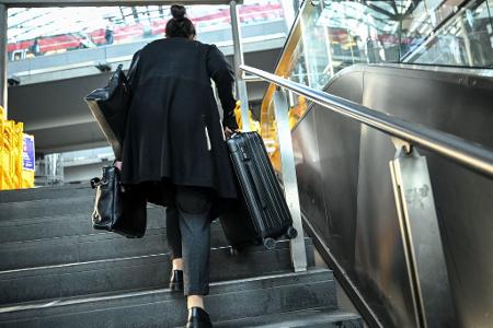 Schwere Lasten werden getragen - ohne Rolltreppe. 