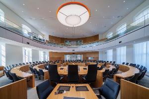 Umfrage deutet auf Kopf-an-Kopf-Rennen zwischen CDU und SPD hin. (Archivbild)