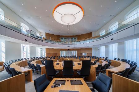 Umfrage deutet auf Kopf-an-Kopf-Rennen zwischen CDU und SPD hin. (Archivbild)