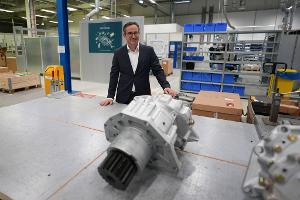 Vincorion-Chef Kajetan von Mentzingen in einer Produktionshalle seines Unternehmens. (Archivbild)