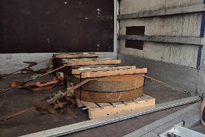 Der Laster war mit tonnenschweren Stahlteilen beladen.