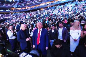 US-Präsident Donald Trump - hier mit UFC-Boss Dana White - gilt als Mixed-Martial-Arts-Fan. Athleten des Kampfsports sollen nun FBI-Mitarbeiter trainieren. (Archivbild) 