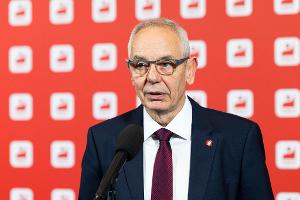 IG-BCE-Chef Michael Vassiliadis warnt vor einem Kahlschlag, etwa in der Chemieindustrie (Archivbild)