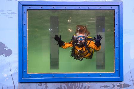 Eine Tauchlehrerin taucht bei einer Vorführung auf der Messe 
