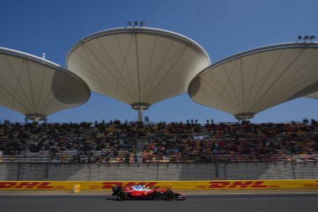 Der britische Ferrari-Pilot Lewis Hamilton steuert sein Auto während des ersten Trainings beim Grand Prix von China über die Strecke.