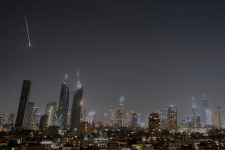 Vom Iran abgeschossene Raketen am Himmel über Tel Aviv.
