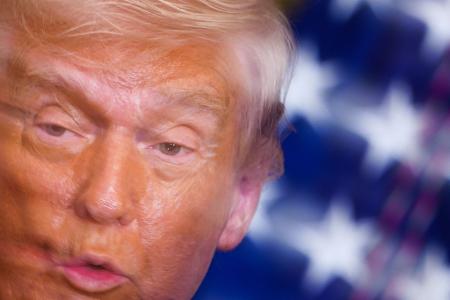 Auf diesem Bild, das mit einer langsamen Verschlusszeit aufgenommen wurde, spricht US-Präsident Donald Trump während einer Veranstaltung zum Women’s History Month im East Room des Weißen Hauses.