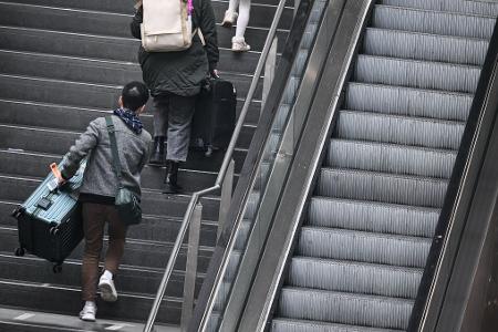 Schwere Lasten werden getragen, ohne Rolltreppe.