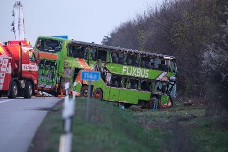 Tödlicher Busunfall auf der A9 bei Leipzig. (Archivbild)