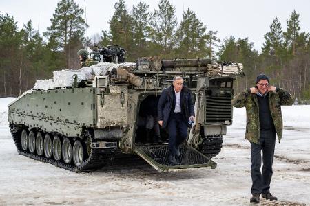 Kanzler Merz und Kanadas Premier gemeinsam bei der Übung 