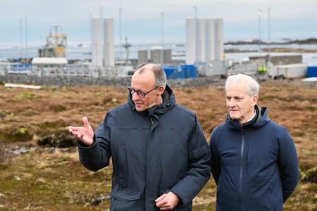 Der Kanzler, der norwegische Ministerpräsident und im Hintergrund Deutschlands Tor zum Weltraum. Von hier werden die deutschen 