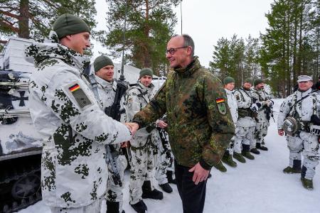 Bundeskanzler Friedrich Merz trifft deutsche Soldaten in Bardufoss im Rahmen der Militärübung 
