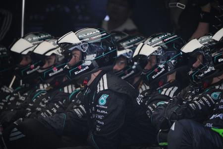 Formel-1-Weltmeisterschaft, Grand Prix von China, Sprintrennen. Die Crew des Mercedes-Piloten George Russell aus Großbritannien wartet während des Sprintrennens.