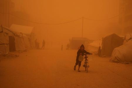 Sandstürme kommen in der Region nicht selten vor, aber dieses Mal ist der Sturm besonders stark.