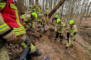 Die Feuerwehr Wachtberg auf der Suche nach einem kleinen Hund in einem Fuchsbau.