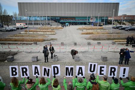 Die Brandmauer-Debatte beschäftigt die Unionsparteien seit Monaten immer wieder: Hier demonstrierten Greenpeace-Mitglieder vor Beginn des 37. Bundesparteitags der CDU in Berlin. (Archivbild)
