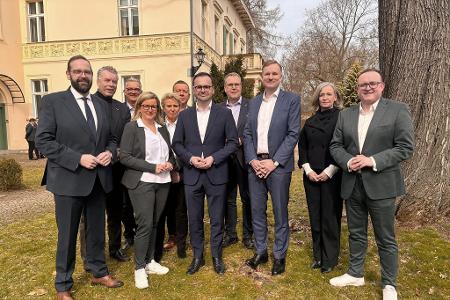 Für die Brandenburger CDU kommen Jan Redmann als Innenminister, Martina Klement als Wirtschaftsministerin und Gordon Hoffmann als Bildungsminister ins künftige Kabinett. 