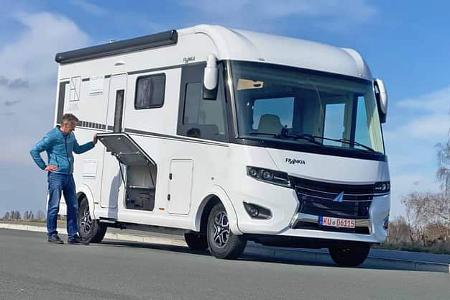 Frankia F-Line Final Edition, Außenaufnahme, Mann, Wohnmobil