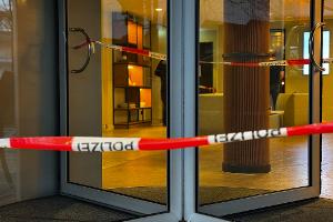 Die Drehtür zu dem Hotel ist gesperrt - ein Mann soll seine Mutter dort erstochen haben.
