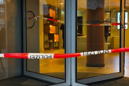 Die Drehtür zu dem Hotel ist gesperrt - ein Mann soll seine Mutter dort erstochen haben.