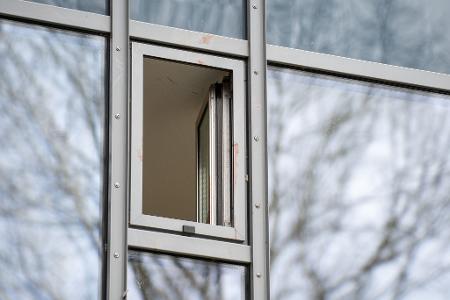 Ein blutverschmiertes Fenster in einem Hotel in Werne, in dem eine Frau erstochen wurde.