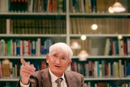 Auch im hohen Alter mischte sich Habermas gern in kontroverse Debatten ein – und trug so zur Meinungsbildung in Deutschland bei.
