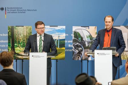 Minister Schneider und UBA-Präsident Messner stellen die Klimabilanz 2025 vor.