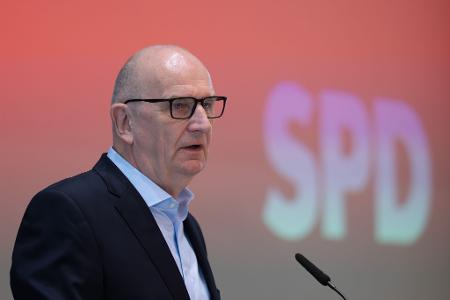 Brandenburgs Ministerpräsident Dietmar Woidke warb auf dem SPD-Parteitag um Zustimmung für den Koalitionsvertrag mit der CDU . 