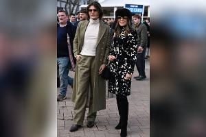 Liz Hurley und Sohn Damian: Stylisches Duo beim Cheltenham Festival