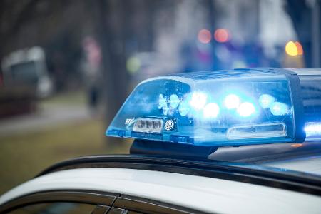 Die A8 Richtung Salzburg sperrten die Einsatzkräfte zwischenzeitlich komplett. (Symbolbild)