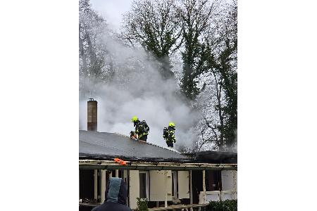 Mit Atemschutz und einer Spezialsäge wurde das Dach geöffnet.