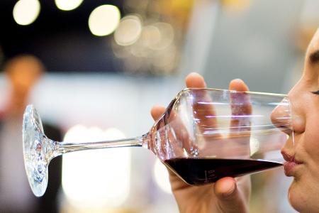 Viele Menschen bevorzugen leichtere Weine. (Symbolfoto) 