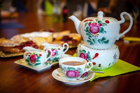 Altes Geschirr ist nur eines von vielen Gegenständen, die Menschen gar nicht nutzen – aber als Erinnerungsstück behalten. (Symbolbild)