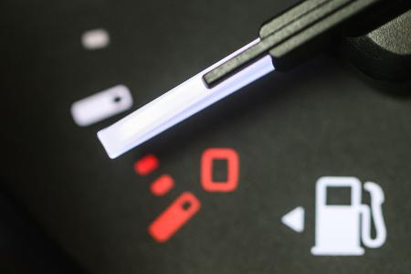 Wer tanken muss, zahlt im Schnitt über zwei Euro. (Archivbild)