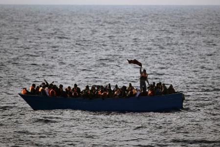 Vor Lampedusa ist ein Boot mit MIgranten gesunken - ein Kind wird vermisst. (Archivbild)