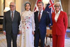 In Canberra: Königin Mary begeistert im floralen Look